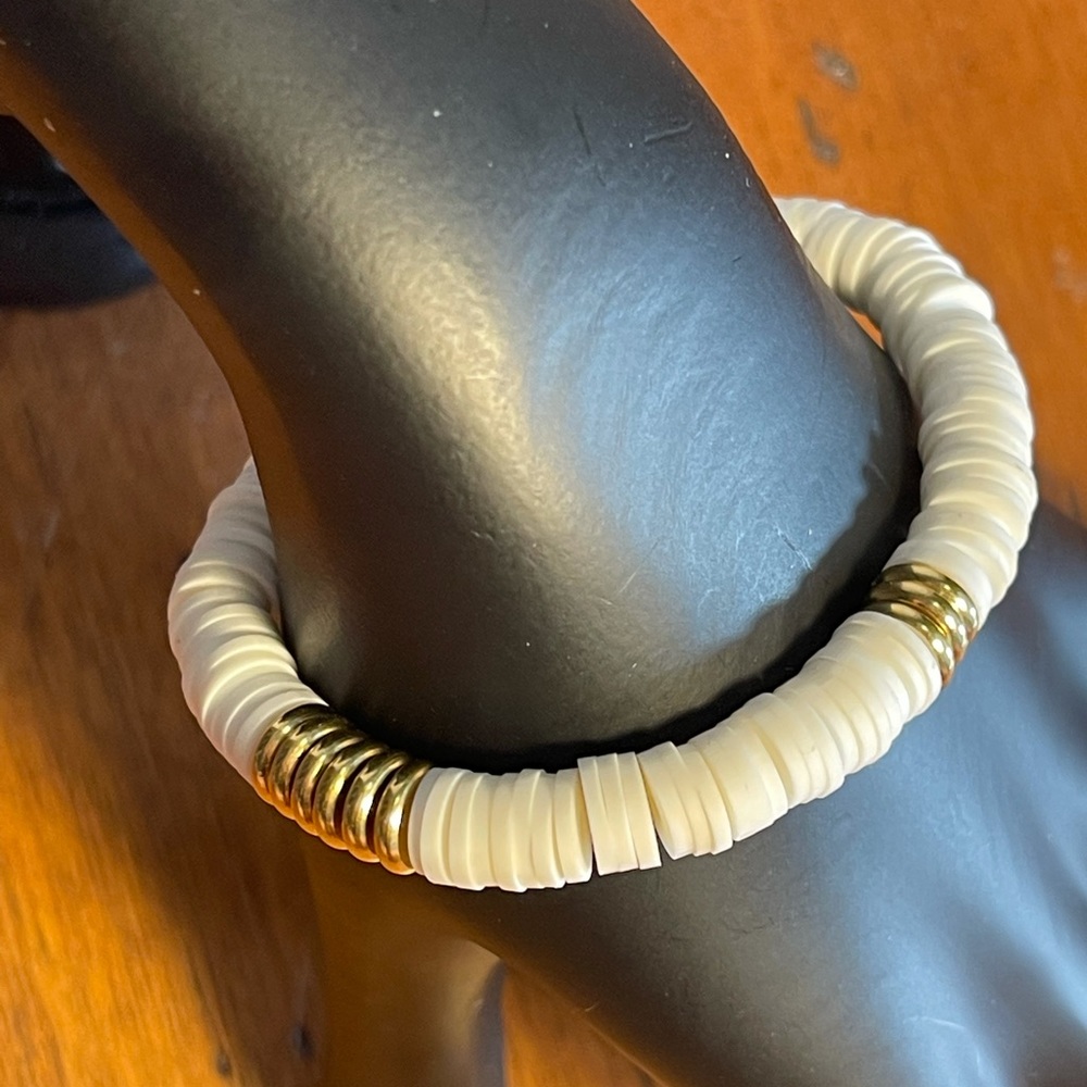 White heshi and gold color bracelet